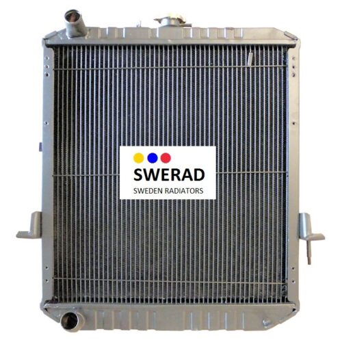En silverfärgad Kylare Isuzu-generator med etiketten "SWERAD SWEDEN RADIATORS" i mitten, med två inlopps- och utloppsrör och en vertikal inriktning.