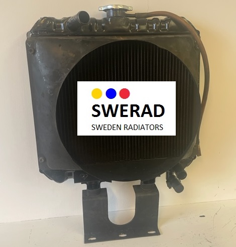 En svart Kylare Mercedes radiator med en vit etikett med "SWERAD SWEDEN RADIATORS" och fyra färgade prickar i rad ovanför texten.