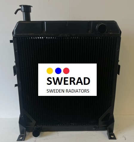 En kylare märkt "Kylare Mercedes", som är svart och prydd med logotypen "Swerad Sweden Radiators" på framsidan, med färgade prickar ovanför texten. Kylaren har ett topplock och flera kontakter.