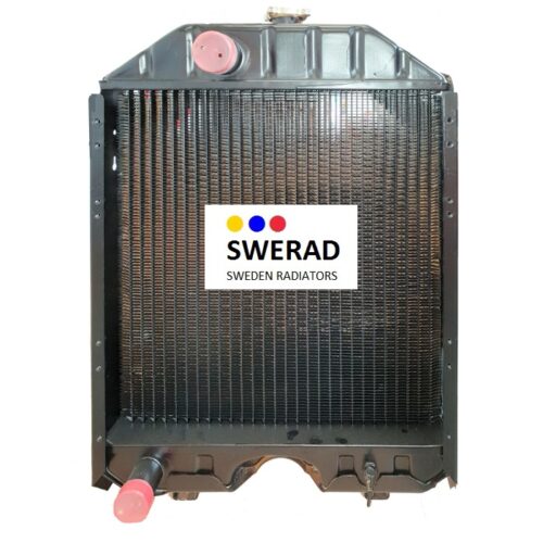 En Kylare Landini traktor bilkylare i svart, med en logotyp med "SWERAD" och "SWEDEN RADIATORS" och utrustad med rosa och svarta lock.