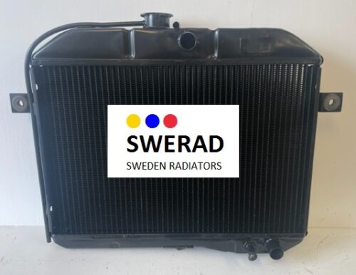 En svart "Oljekylare Volvo BM traktorgrävare" bilkylare med logotypen "SWERAD Sweden Radiators" på framsidan, med tre färgade prickar (gul, blå, röd) ovanför texten. Kylaren har två monteringsfästen på varje sida.