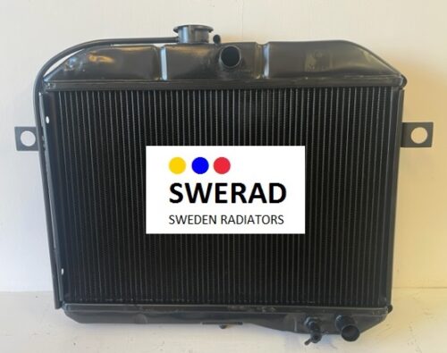En svart "Oljekylare Volvo BM traktorgrävare"-kylare med logotypen "SWERAD" och texten "SWEDEN RADIATORS" på vit bakgrund är fäst på kärnan.