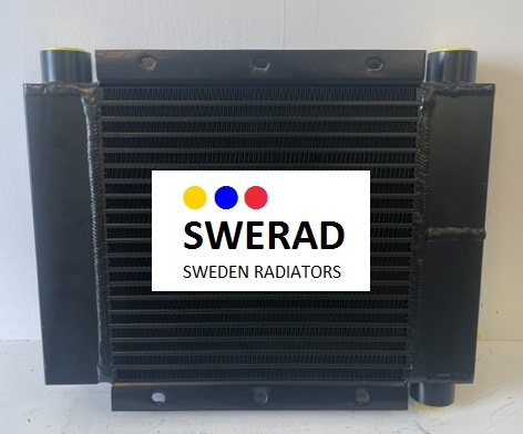 En svart, rektangulär Oljekylare Volvo BM traktorgrävare-kylare med etiketten "SWERAD Sweden Radiators", med tre färgade prickar (gul, blå, röd) på framsidan.