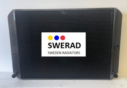 En stor svart Kylare Hägglunds bandvagn radiator med logotypen och texten "SWERAD SWEDEN RADIATORS" uppsatt i mitten.