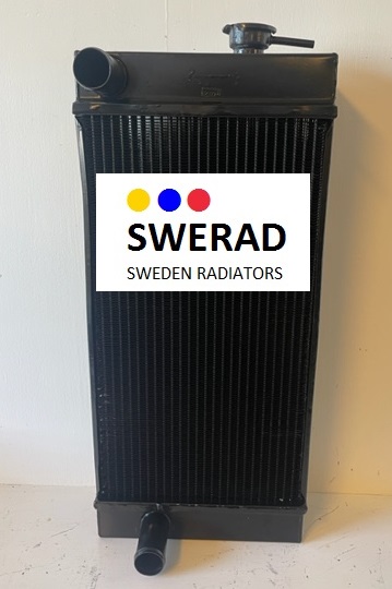 En svart "Kylare Hägglunds bandvagn" radiator med SWERAD Sweden Radiators logotyp i mitten, med fyra färgade prickar i gult, rött, blått och en mindre röd prick ovanför.