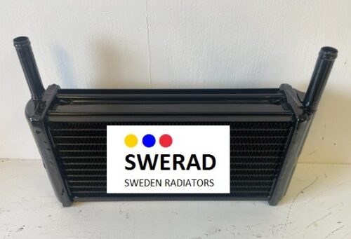 En svart Värmeelement Ford radiator placeras mot en vit vägg. Etiketten på kylaren har en vit bakgrund med "SWERAD" i stor text och "SWEDEN RADIATORS" under.