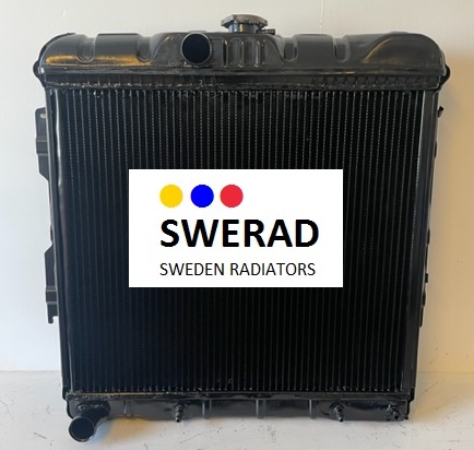 Bild på en stor svart kylare, märkt "Kylare Plymouth" med logotypen "SWERAD SWEDEN RADIATORS" på framsidan. Kylaren har metallfenor och två röröppningar.