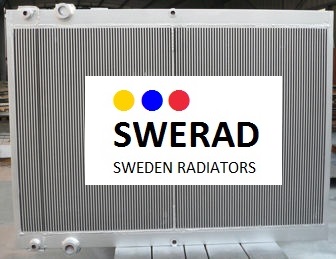 Stor metallkylare med vertikala fenor. En etikett på den visar texten "Oljekylare Demag mobilkran" tillsammans med tre färgade prickar i gult, blått och rött.