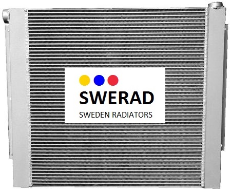 En industriradiator märkt "Oljekylare Komatsu grävmaskin" med "SWERAD SWEDEN RADIATORS" inskrivet och tre färgade prickar (blå, röd, gul) ovanför texten.
