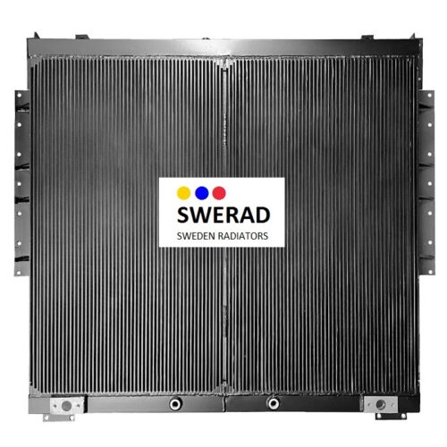 En stor svart Oljekylare Komatsu grävmaskin med vertikala fenor och monteringsfästen på sidorna. Mitten bär en logotyp med texten "SWERAD Sweden Radiatorer" med färgade prickar ovanför texten.