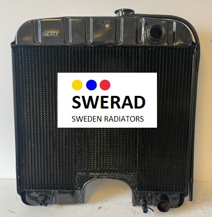 En bilkylare i metall märkt "Kylare Willys Jeep" med märket "SWERAD" och texten "Sweden Radiators" framför rutnätet.