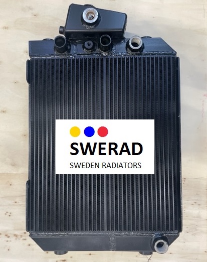 Bild av en svart metallkylare med vertikala fenor. Den centrala delen har en vit etikett med texten "SWERAD SWEDEN RADIATORS" och tre färgade prickar ovanför texten.