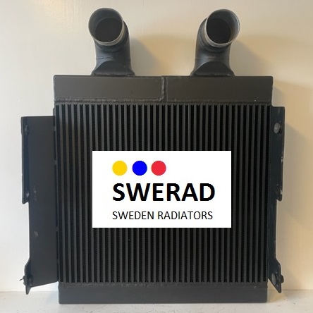 En svart Oljekylare Kalmar radiator med två in-/utloppsrör upptill, utställd mot vit bakgrund. På den centrala etiketten står "SWERAD SWEDEN RADIATORS" tillsammans med tre färgade prickar ovanför texten.