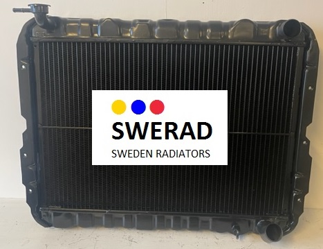 En svart bilkylare, modell "Kylare Toyota", med en central skylt som visar "SWERAD SWEDEN RADIATORS" med tre färgade prickar (gula, blå, röda) ovanför texten.