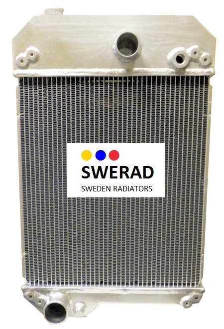 Bild på en Kylare Perkins generatorradiator med "SWERAD SWEDEN RADIATORS" tryckt på. Radiatorn har ett metalliskt galler och har fyra anslutningspunkter i kanterna.
