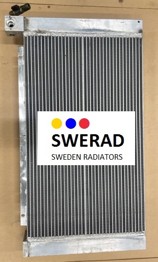 En metallkylare märkt "Kylare Kaeser kompressor" i mitten, prydd med röda, gula och blå prickar. Texten under lyder "SWEDEN RADIATORS.