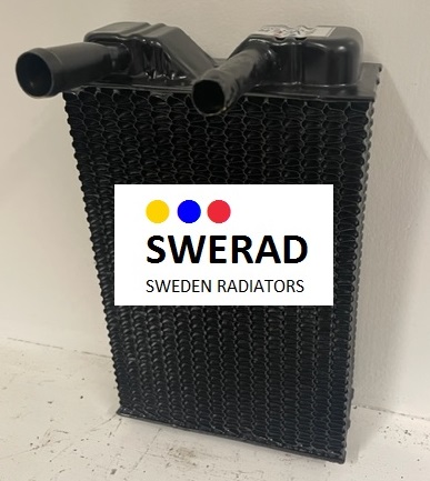 En svart radiator med ett rutmönster, med två topputtag. En etikett på framsidan lyder "Swerad Sweden Radiatorer" med en logotyp som består av fyra färgade cirklar. Produkten heter Värmeelement Oldsmobile.