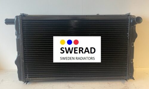 En svart bilkylare med produktnamnet "Kylare SAAB" av SWERAD, med texten "SWEDEN RADIATORS" på en vit etikett i mitten.