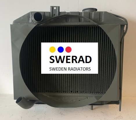 En mörkgrå "Kylare Willys Jeep"-kylare med ett överlägg med texten "SWERAD SWEDEN RADIATORS" och tre färgade prickar: blå, gul och röd.