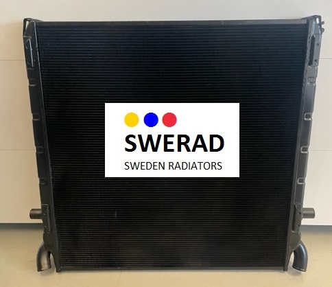 En stor svart kylare märkt "SWERAD" och "Sweden Radiators", med tre färgade prickar ovanför texten, identifierad som Kylare Ford traktor.