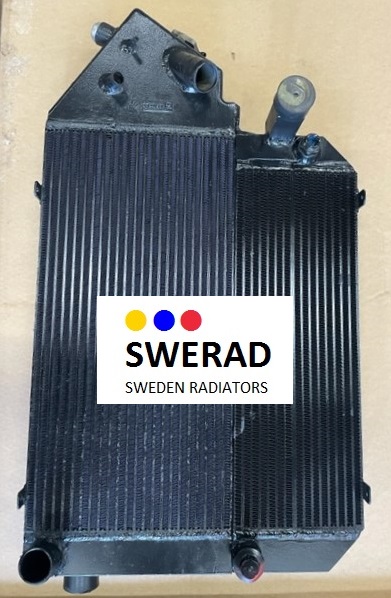En svart Kylare Deutz-Fahr traktor bilkylare med etiketten "SWERAD SWEDEN RADIATORS" och en räfflad design, komplett med olika kontakter placerade på toppen och botten.