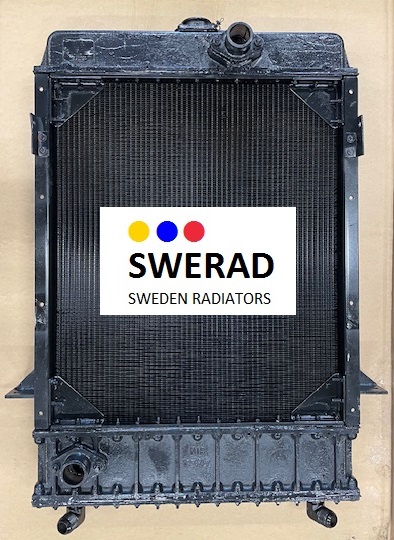 En "Kylare Yale traktor" bilkylare med en svart ram och en "SWERAD SWEDEN RADIATORS"-etikett med blå, gula och röda prickar. Radiatorn är utrustad med två in-/utloppsrör i övre och nedre hörnen.