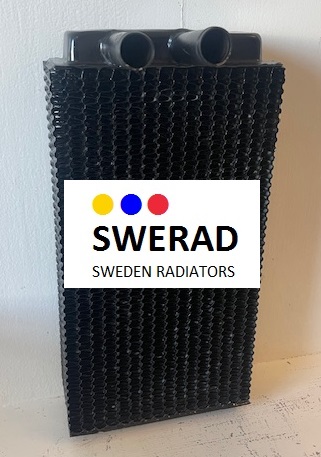 En svart Värmeelement Oldsmobile radiatorenhet märkt "SWERAD SWEDEN RADIATORS" på framsidan, med tre färgade prickar (gula, röda, blå) ovanför texten och två uttag på toppen.