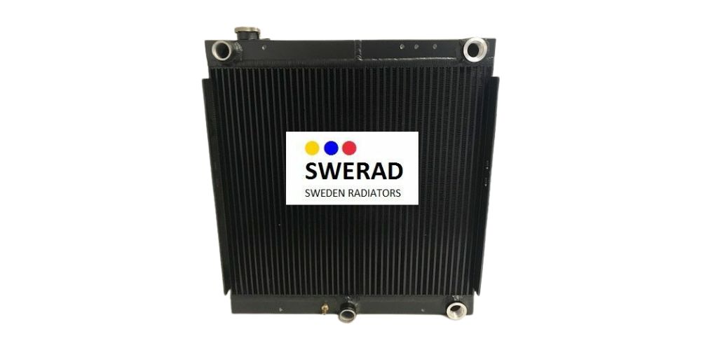 Bild på en svart radiator från Swerad, en svensk radiatortillverkare, med deras logotyp och "SWERAD SWEDEN RADIATORS" text på framsidan. Radiatorn har flera anslutningspunkter.