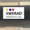 En svart Kylare Rottne skotare bilkylare ligger på en kartongyta med en "SWERAD Sweden Radiators"-etikett med tre färgade prickar (gul, blå, röd) ovanför varumärket.