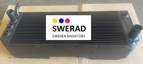 En svart Kylare Rottne skotare bilkylare ligger på en kartongyta med en "SWERAD Sweden Radiators"-etikett med tre färgade prickar (gul, blå, röd) ovanför varumärket.