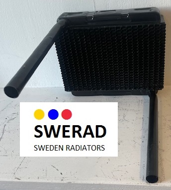 En svart Värmeelement Dodge kylflänsradiator med lamelldesign är monterad på en vit vägg. Under den finns en skylt med texten "SWERAD SWEDEN RADIATORS" med tre färgade prickar (gula, blå, röda) ovanför texten.