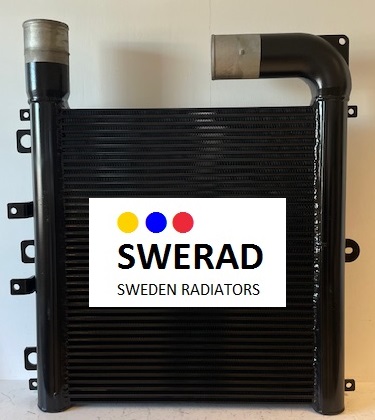 En rektangulär svart kylare märkt "Intercooler Komatsu dumper" med en logotyp med tre färgade prickar (gul, röd och blå) på framsidan.