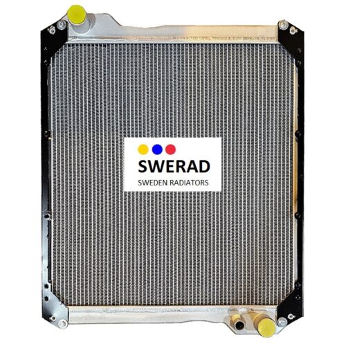 En Kylare Caterpillar lastmaskin-metallkylare med en SWERAD Sweden Radiators-logotyp i mitten, med ett rutnät av kylflänsar och flera anslutningsportar längs kanterna.